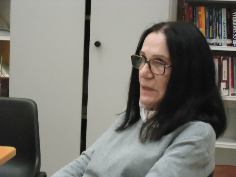 Η Τζένη Μαστοράκη με τη Λογοτεχνική Συντροφιά στη Βιβλιοθήκη του Σχολείου