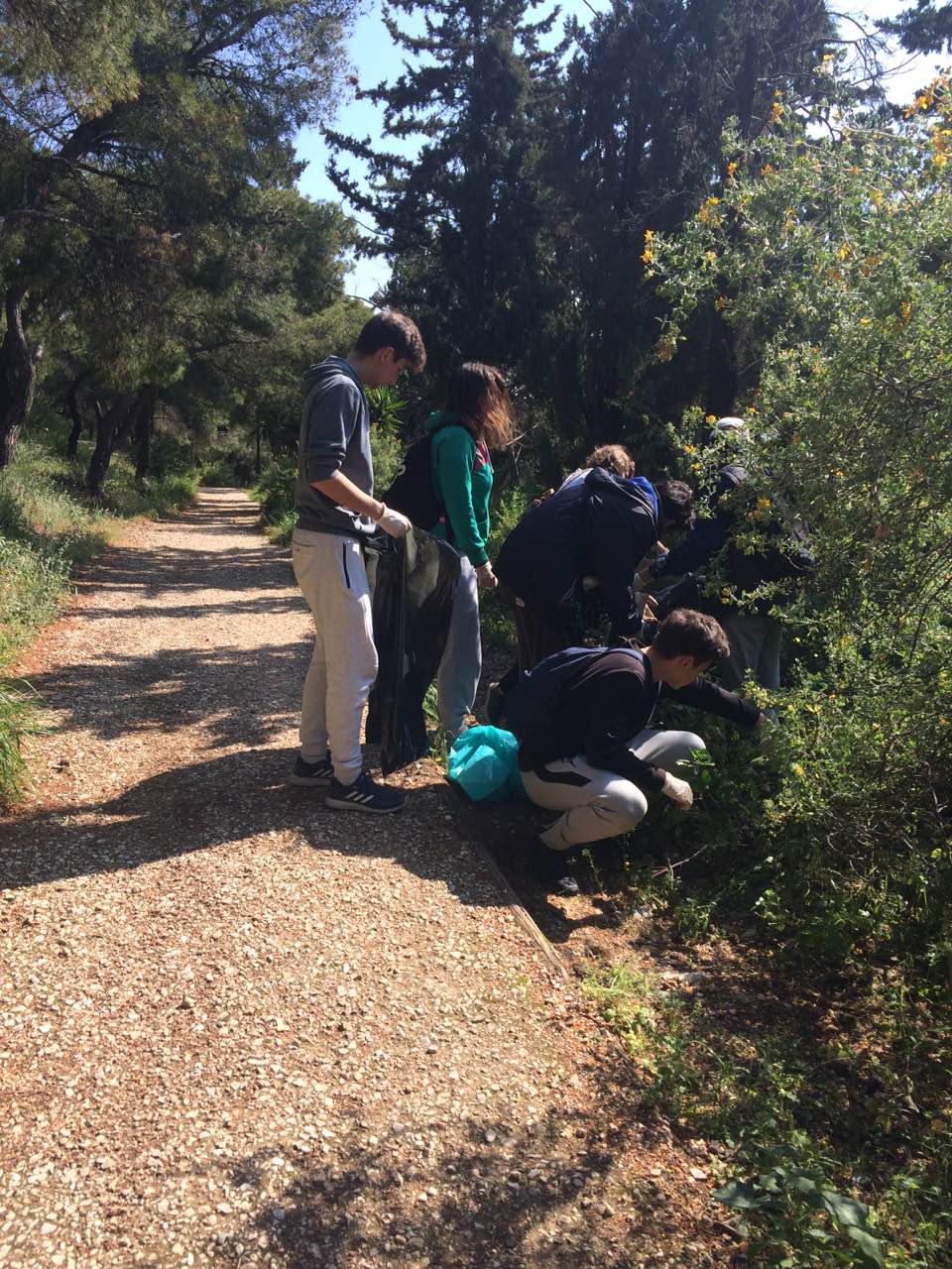 Πανελλαδική περιβαλλοντική δράση Let΄s do it Greece: μαθητές του σχολείου καθαρίζουν τον Λυκαβηττό
